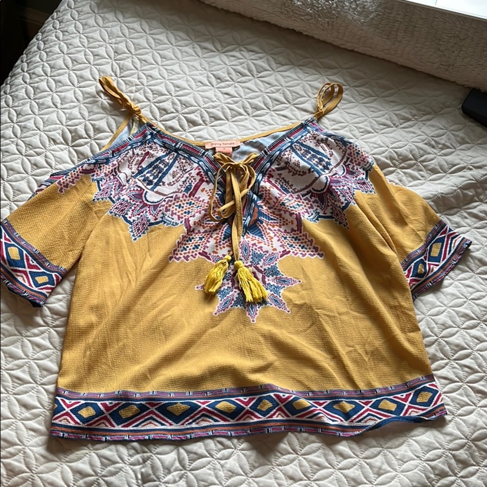 Medium shoulder cut out top